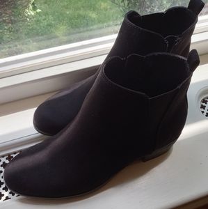 NEW WOMEN'S BLACK SUEDE BOOTS. INNER ZIPPER WITH ELASTICIZED INSERT OUTSIDE  8.5